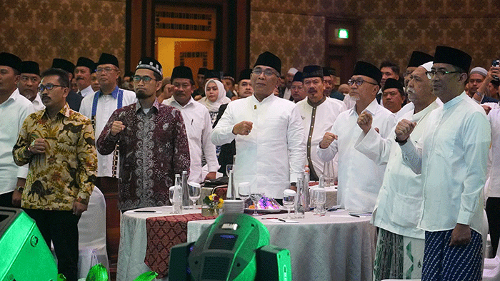 Mendag Zulkifli Hasan (ketiga kanan) saat menghadiri Simposium 1 Abad NU di Surabaya, Jawa Timur, Sabtu (18/2/2023).