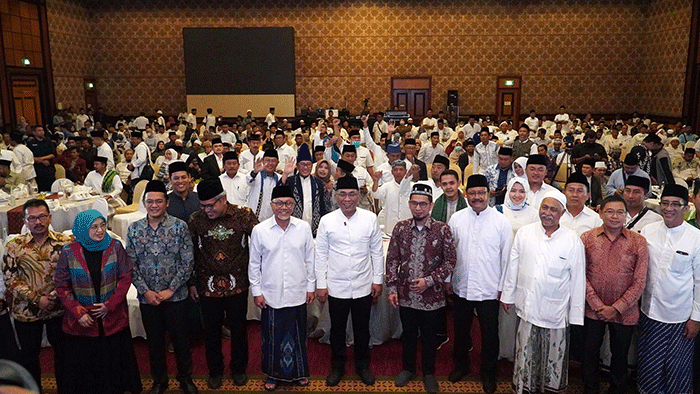 Mendag Zulkifli Hasan (ketiga kanan) saat menghadiri Simposium 1 Abad NU di Surabaya, Jawa Timur, Sabtu (18/2/2023).