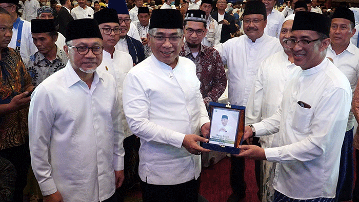 Mendag Zulkifli Hasan (ketiga kanan) saat menghadiri Simposium 1 Abad NU di Surabaya, Jawa Timur, Sabtu (18/2/2023).