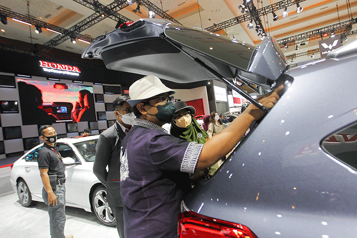 Pengunjung saat melihat mobil yang dipamerkan dalam pameran Indonesia International Motor Show (IIMS) 2023 di JIExpo Kemayoran, Jakarta, Jumat (17/2/2023).