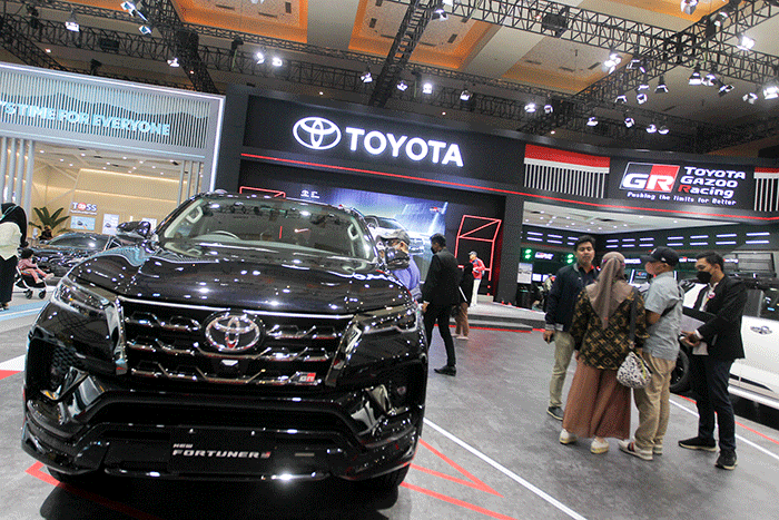 Pengunjung saat melihat mobil yang dipamerkan dalam pameran Indonesia International Motor Show (IIMS) 2023 di JIExpo Kemayoran, Jakarta, Jumat (17/2/2023).
