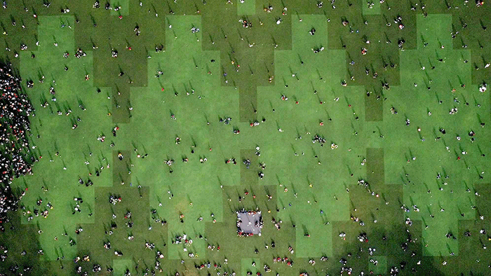 Ribuan warga tumpah ruah di Lapangan Ahmad Yani atau Alun-alun Kota Tangerang saat melakukan olahraga dan aktifitas lainnya di Tangerang, Banten.