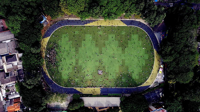 Ribuan warga tumpah ruah di Lapangan Ahmad Yani atau Alun-alun Kota Tangerang saat melakukan olahraga dan aktifitas lainnya di Tangerang, Banten.