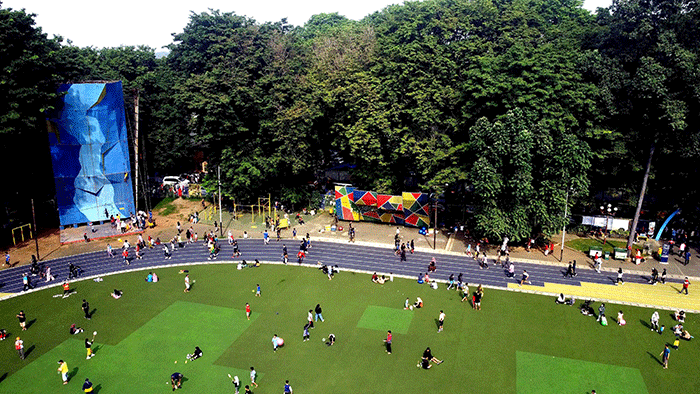 Ribuan warga tumpah ruah di Lapangan Ahmad Yani atau Alun-alun Kota Tangerang saat melakukan olahraga dan aktifitas lainnya di Tangerang, Banten.