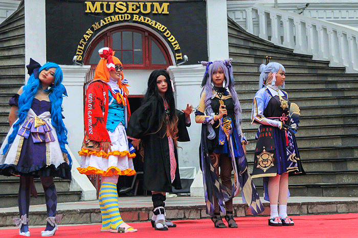 Dinas Kebudayaan Kota Palembang menghadirkan cosplayer dalam lomba cosplay dalam rangkaian kegiatan Festival Cerita Kota Palembang The Beggining.