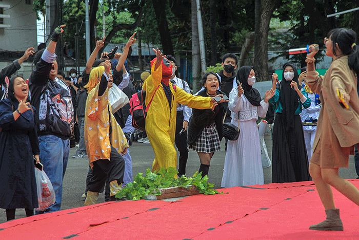 Dinas Kebudayaan Kota Palembang menghadirkan cosplayer dalam lomba cosplay dalam rangkaian kegiatan Festival Cerita Kota Palembang The Beggining.