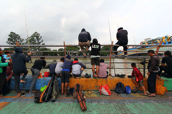 Peringati Hut Kota Tangerang Ke 30 Ribuan Orang Mancing Di Sungai Cisadane