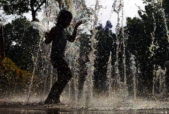 Anak-anak asik bermain air mancur di Taman Puring, Jakarta, Minggu (19/2/2023).