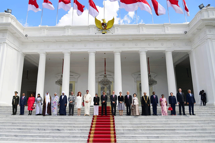 Presiden Joko Widodo menerima surat kepercayaan dari sebelas duta besar luar biasa dan berkuasa penuh (LBBP) negara-negara sahabat di Istana Merdeka.