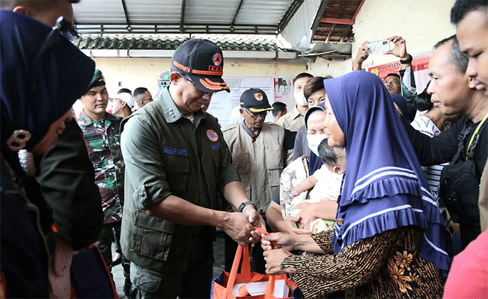 Kepala Bnpb Serahkan Bantuan Kepada Warga Terdampak Banjir Di Kota