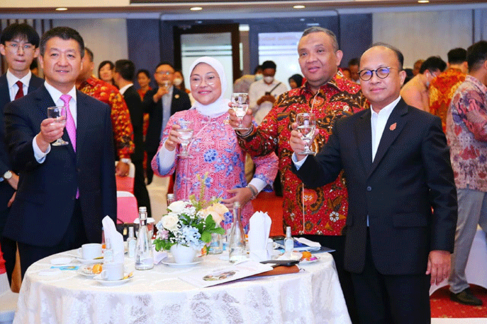 Menteri Ketenagakerjaan Ida Fauziyah menerima Kunjungan Kehormatan Duta Besar RRT, Lu Kang, di Kantor Kemnaker Jakarta, Senin (20/2/2023).