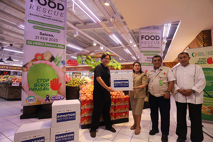 Deputi Bidang Kerawanan Pangan dan Gizi Bapanas (NFA) Nyoto Suwignyo (kanan) dan Direktur Hero Supermarket Hendy saat penyerahan donasi pangan.