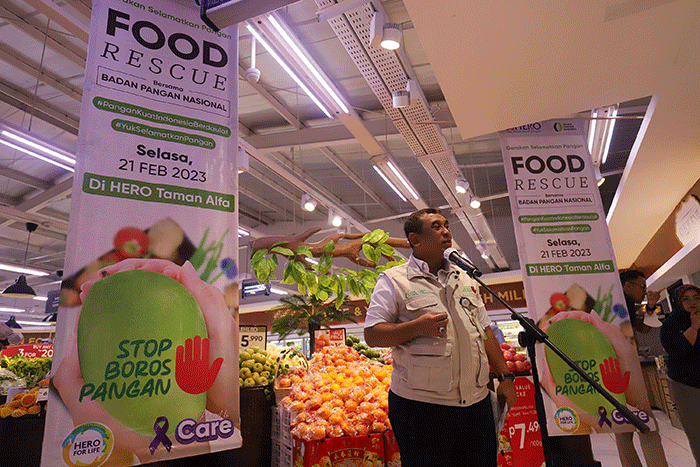 Deputi Bidang Kerawanan Pangan dan Gizi Bapanas (NFA) Nyoto Suwignyo (kanan) dan Direktur Hero Supermarket Hendy saat penyerahan donasi pangan.