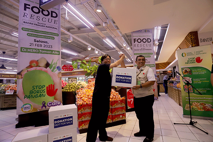 Deputi Bidang Kerawanan Pangan dan Gizi Bapanas (NFA) Nyoto Suwignyo (kanan) dan Direktur Hero Supermarket Hendy saat penyerahan donasi pangan.