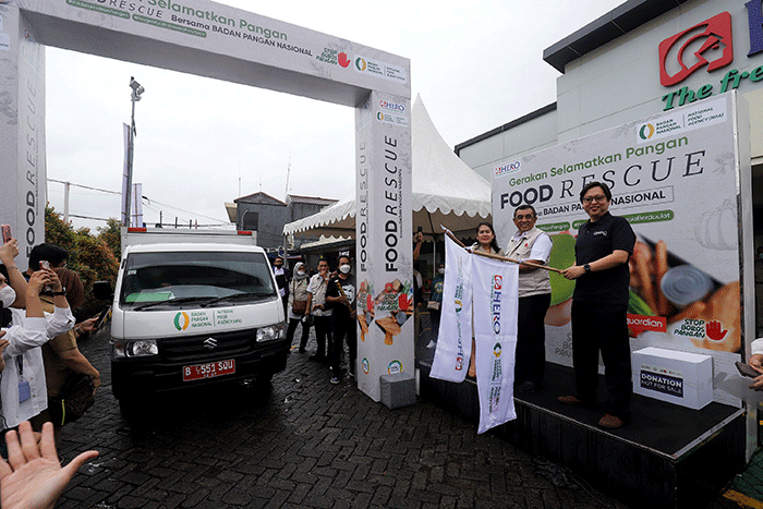 Deputi Bidang Kerawanan Pangan dan Gizi Bapanas (NFA) Nyoto Suwignyo (kanan) dan Direktur Hero Supermarket Hendy saat penyerahan donasi pangan.