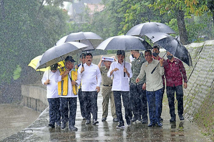 Presiden Joko Widodo meninjau langsung proyek normalisasi Kali Ciliwung yang ada di Jalan Inspeksi Ciliwung, Kecamatan Pancoran, Jakarta Selatan.