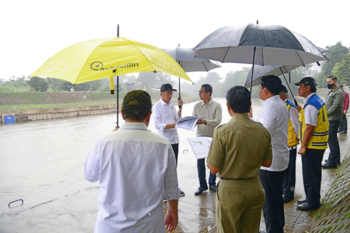 Presiden Joko Widodo meninjau langsung proyek normalisasi Kali Ciliwung yang ada di Jalan Inspeksi Ciliwung, Kecamatan Pancoran, Jakarta Selatan.