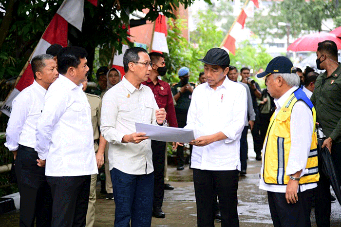 Presiden Joko Widodo meninjau langsung proyek normalisasi Kali Ciliwung yang ada di Jalan Inspeksi Ciliwung, Kecamatan Pancoran, Jakarta Selatan.