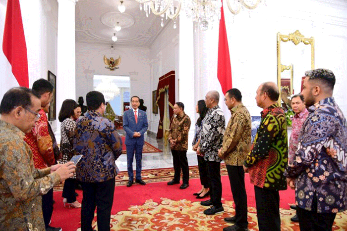 Presiden Joko Widodo menerima kunjungan pengurus baru Persatuan Sepak Bola Seluruh Indonesia (PSSI) di Istana Merdeka, Jakarta, Senin (20/2/2023).