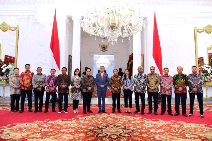 Presiden Joko Widodo menerima kunjungan pengurus baru Persatuan Sepak Bola Seluruh Indonesia (PSSI) di Istana Merdeka, Jakarta, Senin (20/2/2023).