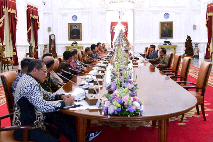 Presiden Joko Widodo menerima kunjungan pengurus baru Persatuan Sepak Bola Seluruh Indonesia (PSSI) di Istana Merdeka, Jakarta, Senin (20/2/2023).