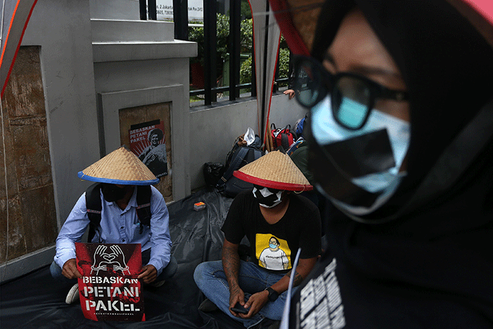 Aktivis Gerakan Rakyat untuk Kedaulatan Agraria membawa poster saat aksi mogok makan di depan Kantor Kementerian ATR/BPN, Jakarta, Senin (20/2/2023).