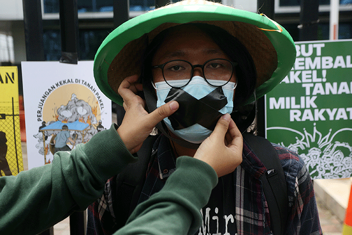 Aktivis Gerakan Rakyat untuk Kedaulatan Agraria membawa poster saat aksi mogok makan di depan Kantor Kementerian ATR/BPN, Jakarta, Senin (20/2/2023).