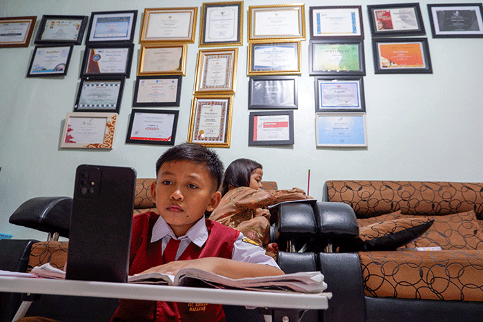Siswa belajar online di rumahnya, Makassar, Selasa (21/2/2023).