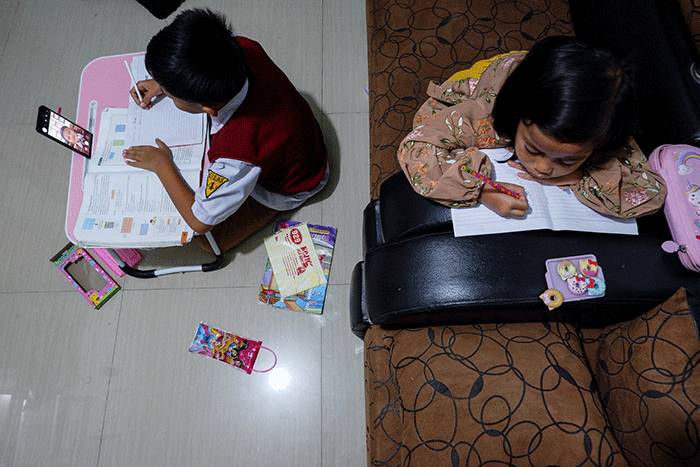 Siswa belajar online di rumahnya, Makassar, Selasa (21/2/2023).