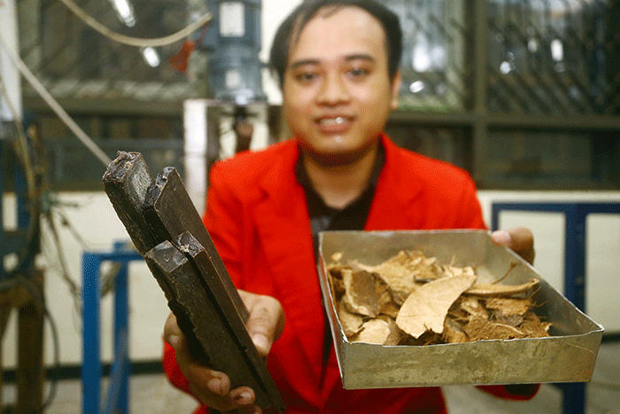 Mahasiswa Teknik Mesin Untag Surabaya, Mochammad Darisunajiha, mendemontrasikan proses produksi Material Komposit dari Tempurung Kelapa.