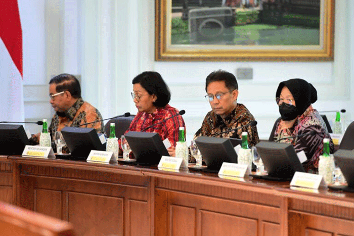 Menteri Keuangan Sri Mulyani memberikan keterangan di Kantor Presiden usai mengikuti rapat terbatas yang dipimpin oleh Presiden Joko Widodo di Jakarta.