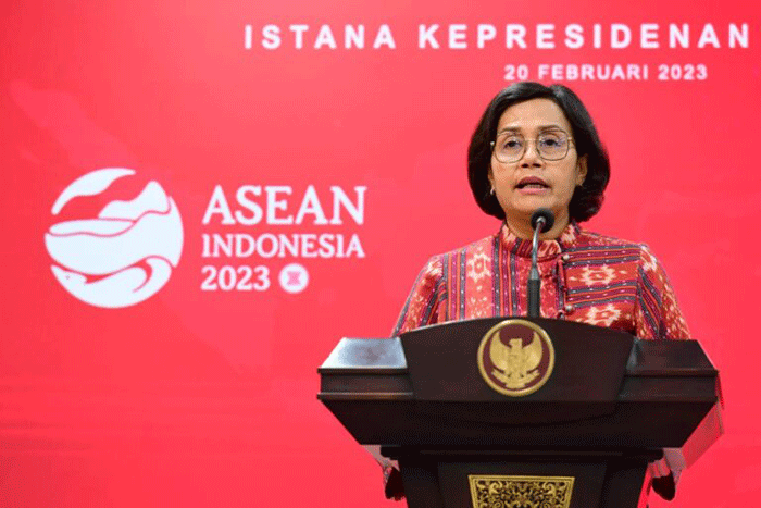 Menteri Keuangan Sri Mulyani memberikan keterangan di Kantor Presiden usai mengikuti rapat terbatas yang dipimpin oleh Presiden Joko Widodo di Jakarta.