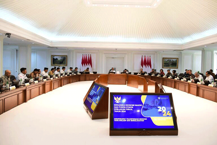 Menteri Keuangan Sri Mulyani memberikan keterangan di Kantor Presiden usai mengikuti rapat terbatas yang dipimpin oleh Presiden Joko Widodo di Jakarta.