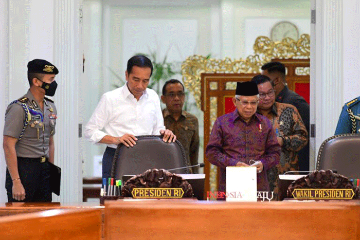 Menteri Keuangan Sri Mulyani memberikan keterangan di Kantor Presiden usai mengikuti rapat terbatas yang dipimpin oleh Presiden Joko Widodo di Jakarta.