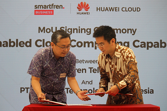 CEO Smartfren Business, Alim Gunadi (kiri) dan CEO Huawei Cloud, Zhang Penghui melakukan penandatanganan kerja sama di Jakarta, Senin (20/2/2023).