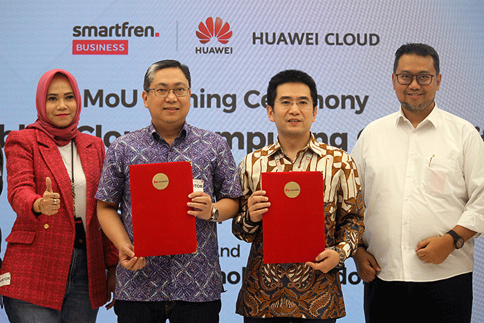 CEO Smartfren Business, Alim Gunadi (kiri) dan CEO Huawei Cloud, Zhang Penghui melakukan penandatanganan kerja sama di Jakarta, Senin (20/2/2023).