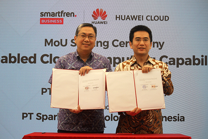 CEO Smartfren Business, Alim Gunadi (kiri) dan CEO Huawei Cloud, Zhang Penghui melakukan penandatanganan kerja sama di Jakarta, Senin (20/2/2023).