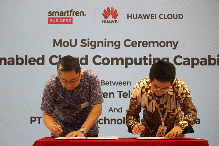 CEO Smartfren Business, Alim Gunadi (kiri) dan CEO Huawei Cloud, Zhang Penghui melakukan penandatanganan kerja sama di Jakarta, Senin (20/2/2023).
