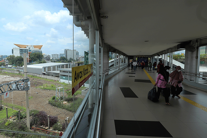 Penumpang menunggu kedatangan Kereta Api di Stasiun Tanah Abang, Jakarta Pusat, Selasa (21/2/2023).