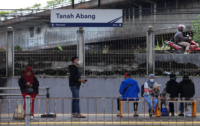 Penumpang menunggu kedatangan Kereta Api di Stasiun Tanah Abang, Jakarta Pusat, Selasa (21/2/2023).