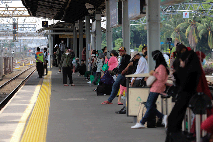 Penumpang menunggu kedatangan Kereta Api di Stasiun Tanah Abang, Jakarta Pusat, Selasa (21/2/2023).