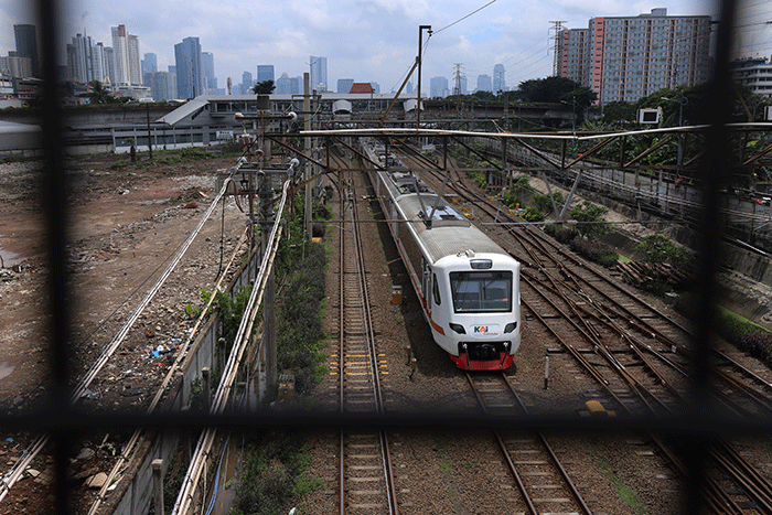 Penumpang menunggu kedatangan Kereta Api di Stasiun Tanah Abang, Jakarta Pusat, Selasa (21/2/2023).