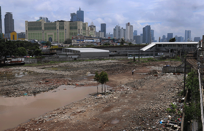 Penumpang menunggu kedatangan Kereta Api di Stasiun Tanah Abang, Jakarta Pusat, Selasa (21/2/2023).