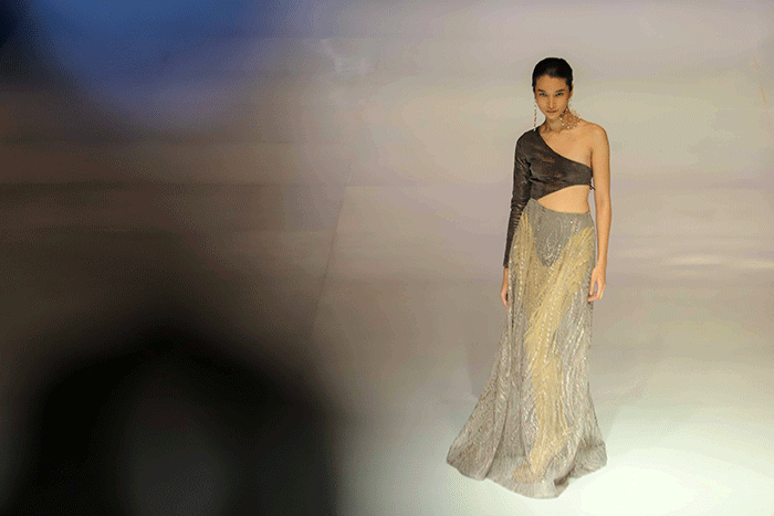 Sejumlah model berjalan di cat walk saat Opening Ceremony Indonesia Fashion Week (IFW) 2023 di Jakarta Convention Center, Senayan, Jakarta Pusat.