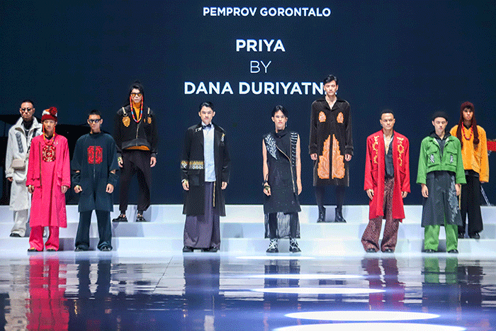 Sejumlah model berjalan di cat walk saat Opening Ceremony Indonesia Fashion Week (IFW) 2023 di Jakarta Convention Center, Senayan, Jakarta Pusat.