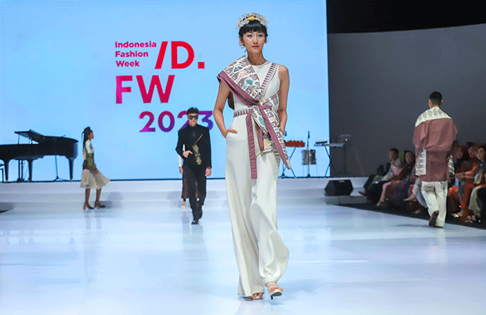 Sejumlah model berjalan di cat walk saat Opening Ceremony Indonesia Fashion Week (IFW) 2023 di Jakarta Convention Center, Senayan, Jakarta Pusat.