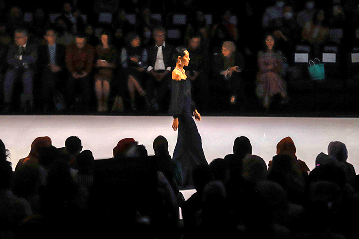 Sejumlah model berjalan di cat walk saat Opening Ceremony Indonesia Fashion Week (IFW) 2023 di Jakarta Convention Center, Senayan, Jakarta Pusat.