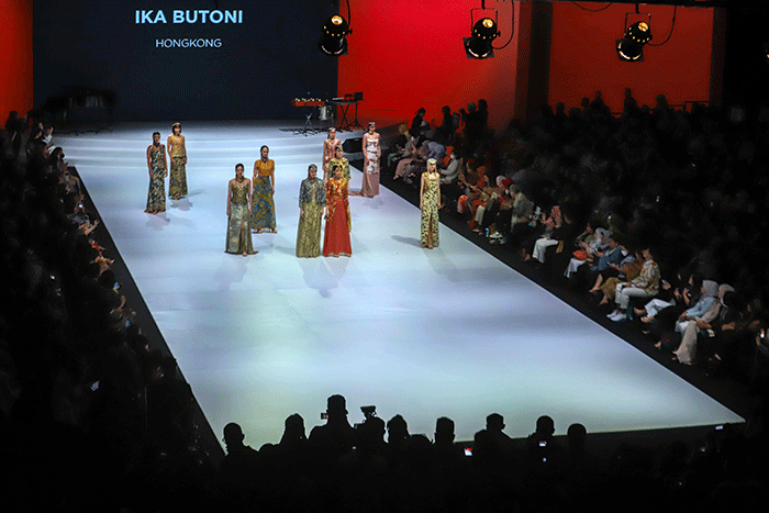 Sejumlah model berjalan di cat walk saat Opening Ceremony Indonesia Fashion Week (IFW) 2023 di Jakarta Convention Center, Senayan, Jakarta Pusat.