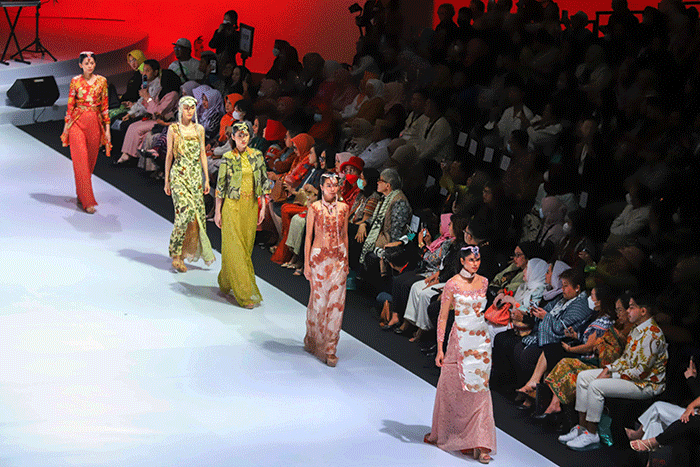 Sejumlah model berjalan di cat walk saat Opening Ceremony Indonesia Fashion Week (IFW) 2023 di Jakarta Convention Center, Senayan, Jakarta Pusat.