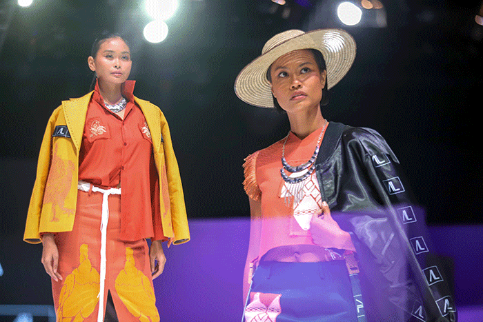 Sejumlah model berjalan di cat walk saat Opening Ceremony Indonesia Fashion Week (IFW) 2023 di Jakarta Convention Center, Senayan, Jakarta Pusat.